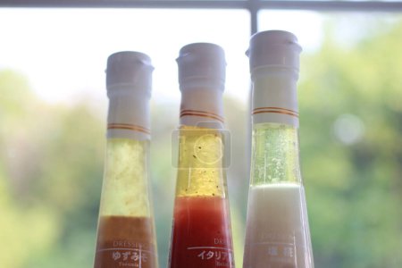 Téléchargez les photos : Différents types de sauces en bouteilles pour la cuisson - en image libre de droit