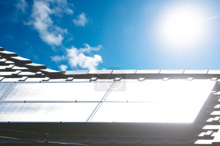 Téléchargez les photos : Panneaux solaires sur le toit de la maison - en image libre de droit
