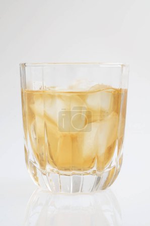 Téléchargez les photos : Vue rapprochée du verre de boisson rafraîchissante avec glaçons - en image libre de droit