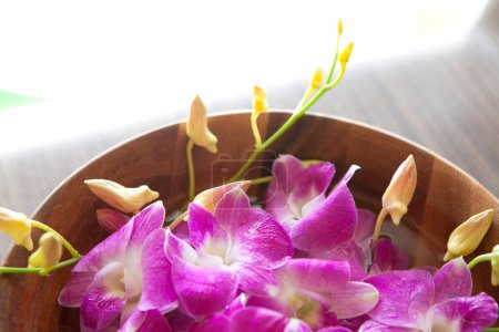 Téléchargez les photos : Belles fleurs violettes dans un bol en bois, vue rapprochée - en image libre de droit