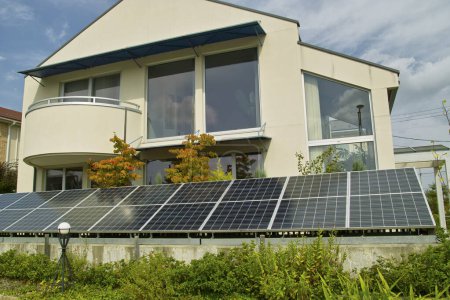 Téléchargez les photos : Panneaux solaires dans le jardin d'une maison de campagne - en image libre de droit