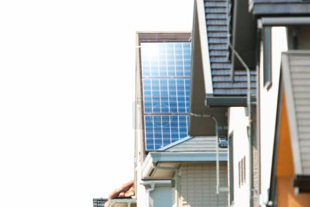 Téléchargez les photos : Panneaux solaires sur les toits des maisons - en image libre de droit