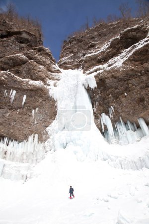 Téléchargez les photos : Vue sur la cascade gelée dans les montagnes d'hiver - en image libre de droit