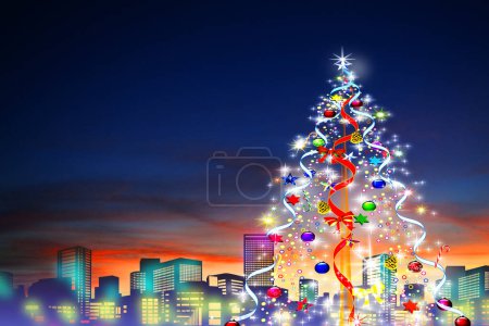Téléchargez les photos : Beau sapin de Noël festif avec lumières et décorations et ville la nuit - en image libre de droit
