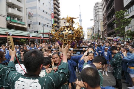 Téléchargez les photos : Les gens participent au festival traditionnel Kanda Matsuri à Tokyo, au Japon - en image libre de droit