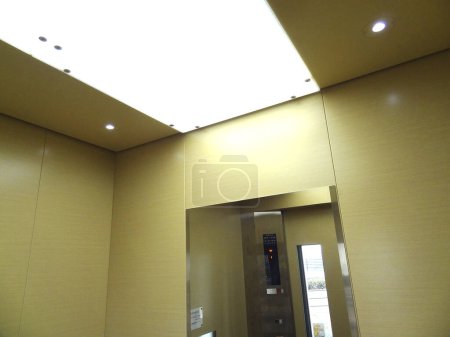 Téléchargez les photos : Intérieur de l'ascenseur dans le bureau en arrière-plan - en image libre de droit