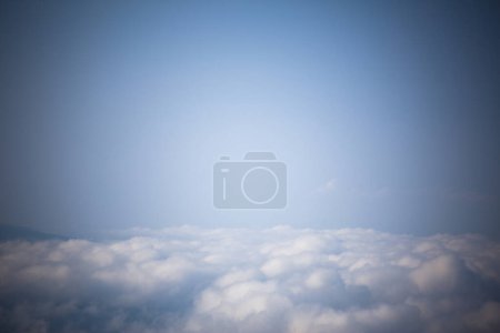 Téléchargez les photos : Beaux nuages au-dessus d'un ciel nuageux - en image libre de droit