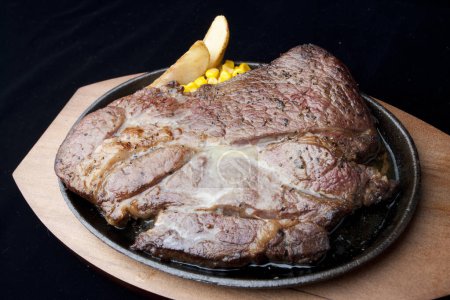 Foto de Filete de cerdo frito grande en el plato, foto de la cocina - Imagen libre de derechos