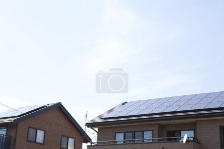 Foto de Paneles solares en el techo de las casas - Imagen libre de derechos
