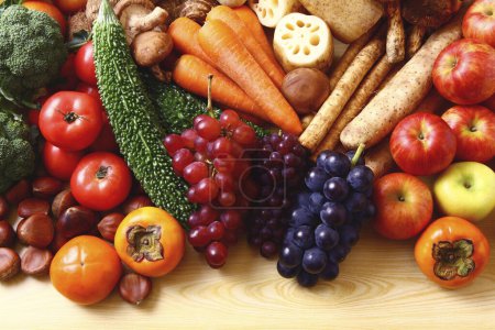 Téléchargez les photos : Composition avec variété de légumes, champignons et fruits - en image libre de droit
