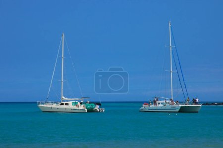 Téléchargez les photos : Belle vue sur deux yachts blancs en mer azur par une journée ensoleillée - en image libre de droit