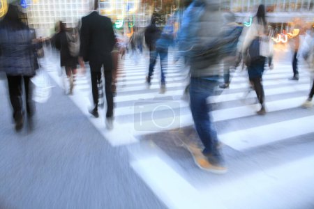 Foto de Foto borrosa de gente caminando por la calle de la ciudad - Imagen libre de derechos
