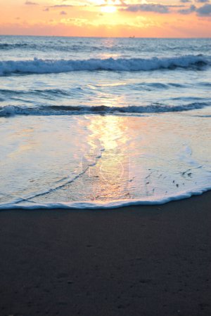 Foto de Hermosa vista al mar y olas al atardecer - Imagen libre de derechos
