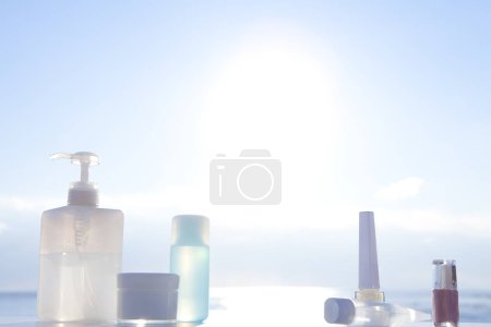 Téléchargez les photos : Ensemble de produits cosmétiques sur fond clair. concept beauté et cosmétique - en image libre de droit