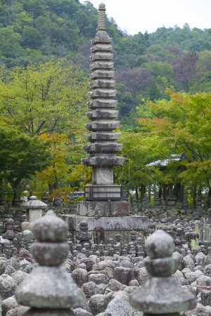 tumbas antiguas en el templo de Adashino Nenbutsuji en Kyoto