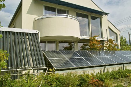 Foto de Paneles solares en el jardín de una casa de campo - Imagen libre de derechos