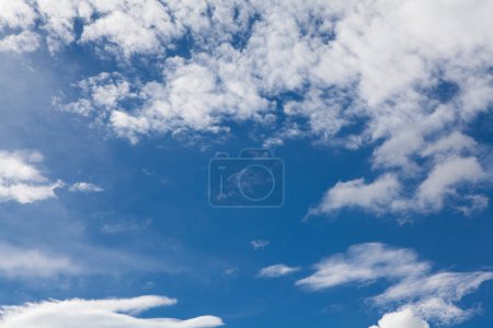 Téléchargez les photos : Fond bleu ciel avec des nuages blancs - en image libre de droit