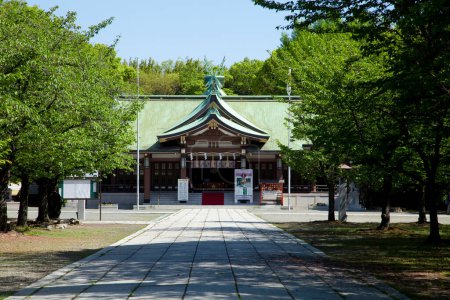 Téléchargez les photos : Temple japonais au Japon sur fond de nature - en image libre de droit