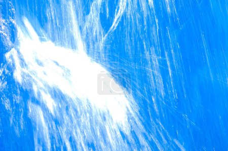 Téléchargez les photos : Ciel bleu avec des nuages comme fond abstrait - en image libre de droit