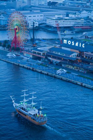 Foto de Vista nocturna de la tierra de Kobe Harbor con barco grande - Imagen libre de derechos