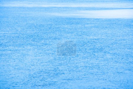 Foto de Superficie de agua azul con ondas onduladas. - Imagen libre de derechos