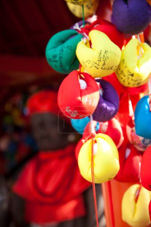 Téléchargez les photos : Kukurizaru, le talisman en forme de boule, fait de tissu coloré avec les souhaits des fidèles, représentant les singes de bonne foi au temple. - en image libre de droit