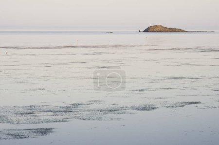 Téléchargez les photos : Long rivage au coucher du soleil - en image libre de droit