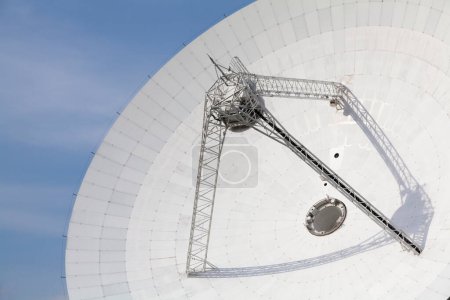 Téléchargez les photos : Antenne parabolique et ciel bleu - en image libre de droit