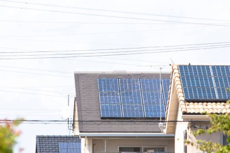 Foto de Paneles solares en techos de edificios, energía alternativa - Imagen libre de derechos