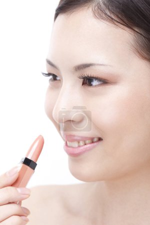 Foto de Primer plano retrato de hermosa joven asiática mujer con lápiz labial - Imagen libre de derechos