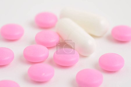 Téléchargez les photos : Vue rapprochée des comprimés, pilules et gélules sur fond blanc - en image libre de droit