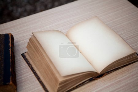 Foto de Viejo libro vintage con páginas en blanco sobre fondo de madera - Imagen libre de derechos