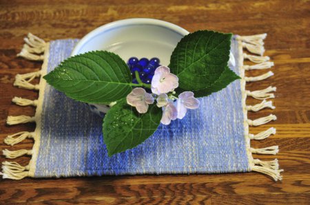 Téléchargez les photos : Serviette bleue et vase avec des fleurs sur un fond en bois - en image libre de droit