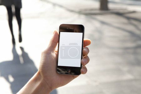 Téléchargez les photos : Plan recadré de la personne tenant smartphone avec écran vide ob arrière-plan flou - en image libre de droit