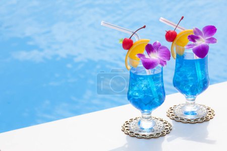 Téléchargez les photos : Vue rapprochée des verres avec cocktails près de la piscine - en image libre de droit