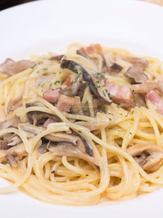 Foto de Pasta de espagueti carbonara con tocino y champiñones - Imagen libre de derechos