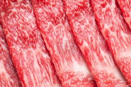 Téléchargez les photos : Tranches de viande de bœuf crue sur assiette, gros plan - en image libre de droit