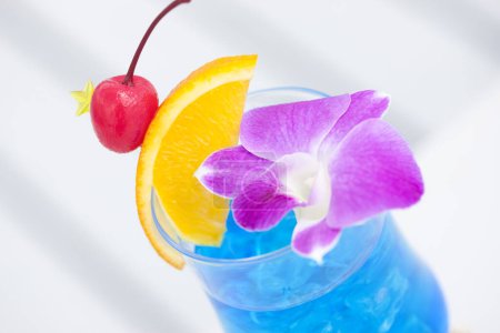 Téléchargez les photos : Vue rapprochée du verre avec cocktail tropical exotique frais - en image libre de droit