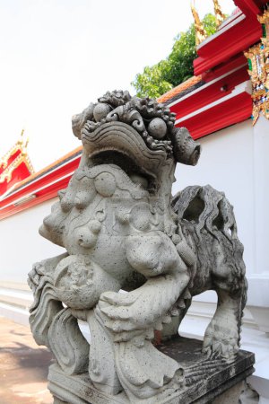 Téléchargez les photos : Statues en pierre au temple Wat Arun à Bangkok, Thaïlande - en image libre de droit