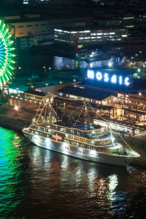 Téléchargez les photos : Vue De Nuit De Kobe Harbor Land Avec Grand Navire - en image libre de droit