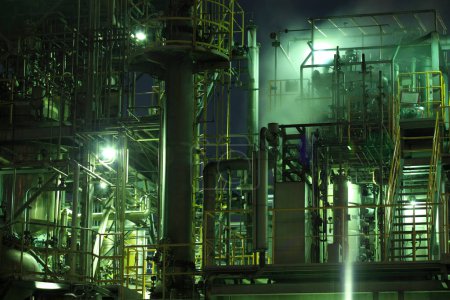 Téléchargez les photos : Vue de nuit de l'usine industrielle, des pipelines en acier et des câbles - en image libre de droit