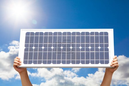 Foto de Manos sosteniendo el panel solar. concepto de energía solar - Imagen libre de derechos
