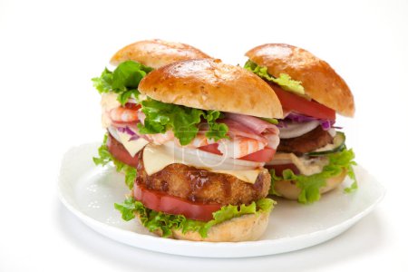 Téléchargez les photos : Hamburgers au fromage et crevettes isolés sur fond blanc - en image libre de droit