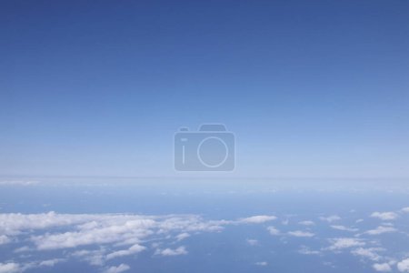 Téléchargez les photos : Vue aérienne des nuages blancs et duveteux et de la mer, vue sur les nuages - en image libre de droit