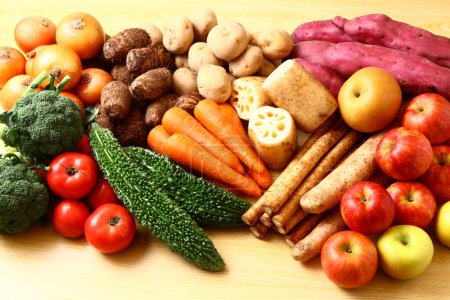 Foto de Composición con variedad de verduras, setas y frutas - Imagen libre de derechos