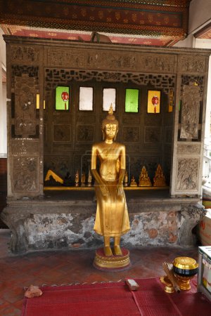 Foto de Estatuas de Buda de Oro en el Templo Wat Arun en Bangkok, Tailandia - Imagen libre de derechos
