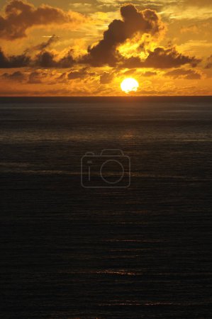Téléchargez les photos : Magnifique coucher de soleil sur l'eau de mer - en image libre de droit