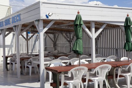 Téléchargez les photos : Tables et chaises sur la terrasse d'un restaurant vide - en image libre de droit