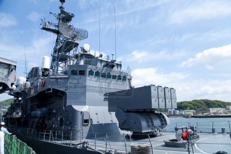 Téléchargez les photos : Vue du navire militaire contre le ciel bleu - en image libre de droit