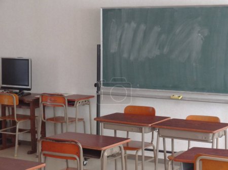Téléchargez les photos : Intérieur d'une classe d'école moderne sur fond - en image libre de droit